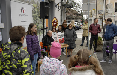 Manca in Ana sta lepo zapeli ob spremljavi citer Tomaza Plahutnika