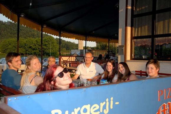 Druženje različnih generacij – g. Iskra pravi, da si na vse možne načine poskuša ohranjati in krepiti zdravje. Socialna druženja, aktivna izobraževanja, predvsem pa gibanje mu pri tem pomagajo. Mladi so v pogovoru dodali, da vedo, da je skrb za zdravo prehrano, gibanje in ohranjanje miselnih funkcij nujno za neodvisnost ne le v starosti, ampak tudi v madosti. G. Iskra se je pošalil: »…in mirno življenje«. V resnici pa ima prav.
